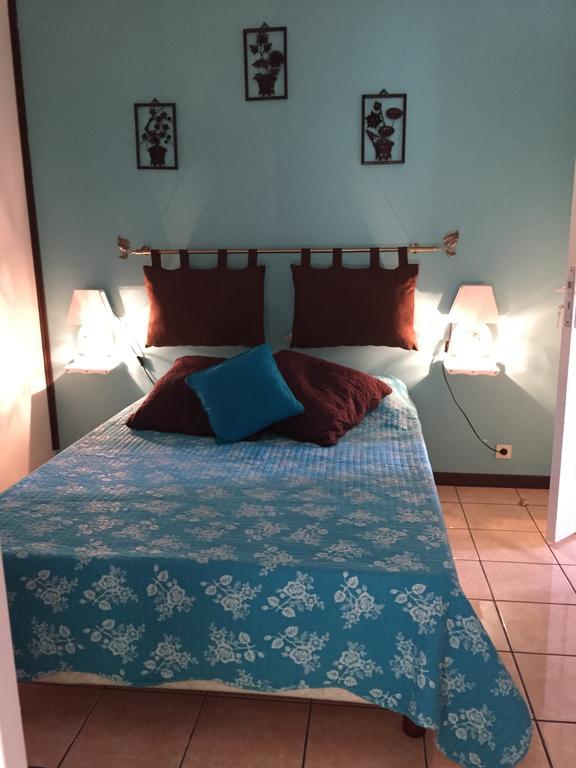 Meuble De Tourisme "Au Bord De La Mare" Villa Salazie Ngoại thất bức ảnh